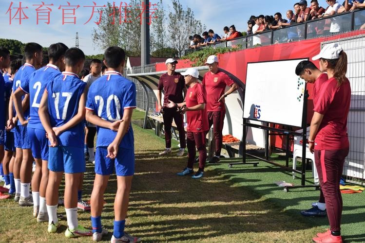 《中国足协青少年训练大纲》宣讲会在上海举行 《中国足协青少年训练大纲》宣讲会在上海举行